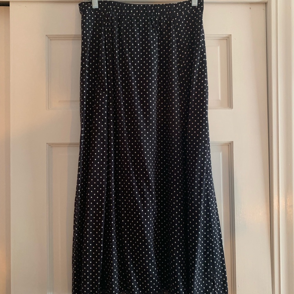 Long black and white dotted skirt